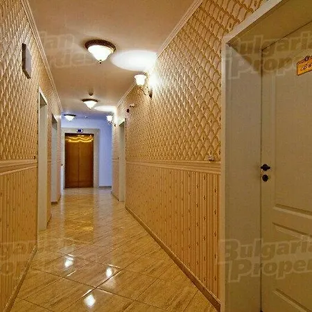 Studio In Dawn Park Deluxe Apartment