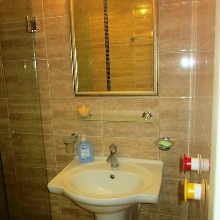 Studio In Dawn Park Deluxe Apartment